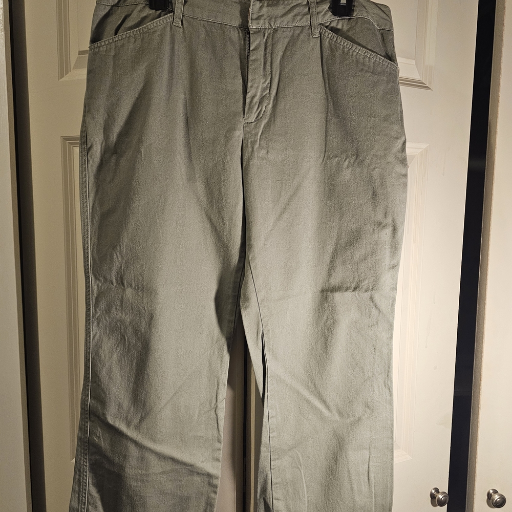 Women's Casual Straight-Leg Cropped Pants in Light Olive Size 12
